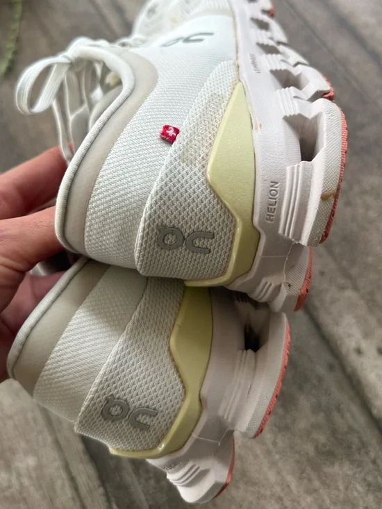 CLOUD X 4 - WOMENS 8.5 ivory sand color gently used - Picture 10 of 11